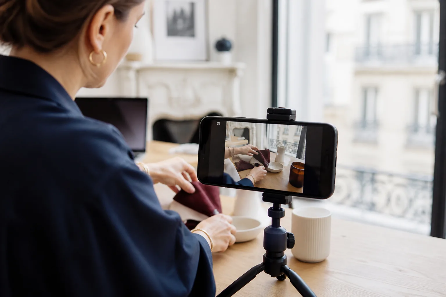 Tournage d’un contenu social avec un smartphone en studio