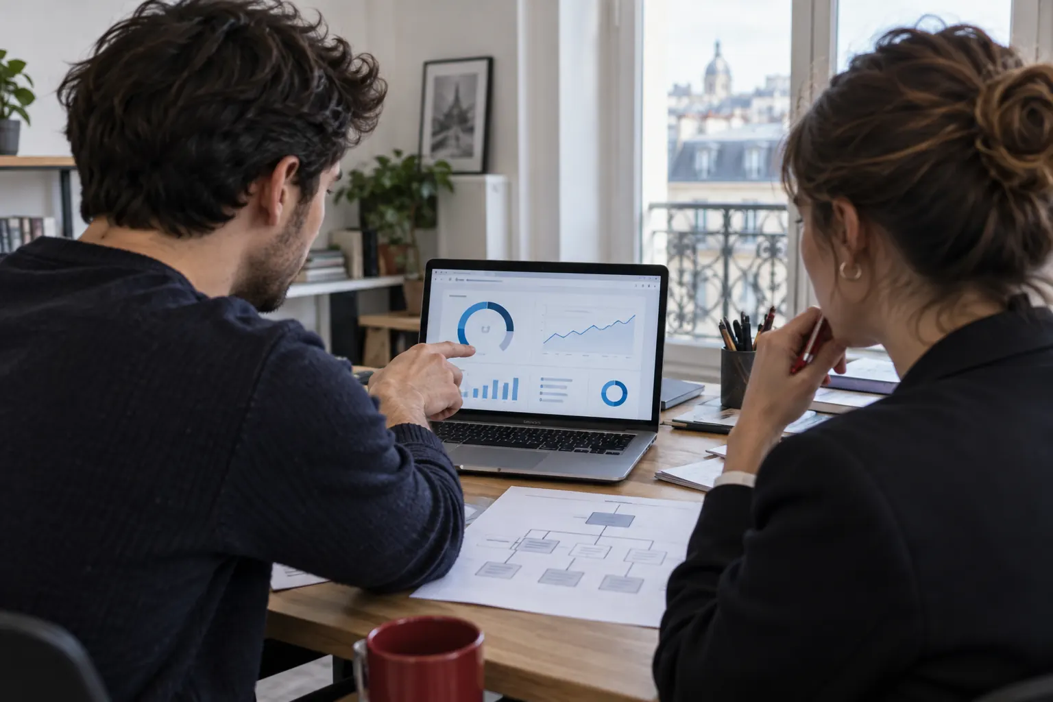 Spécialistes web analysant les performances et l&rsquo;architecture de contenus d&rsquo;un site